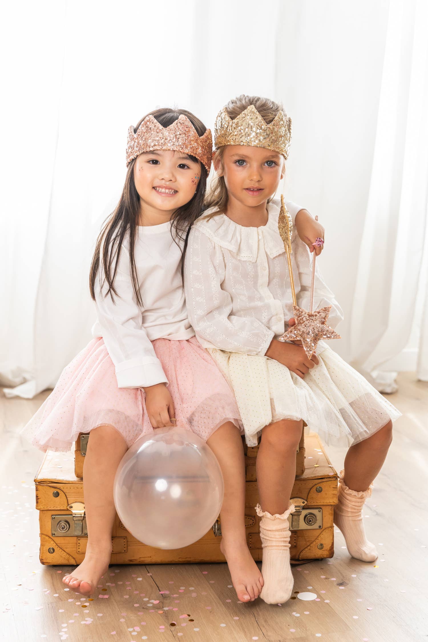 Bambine che indossano la gonna tutù oro pois Luciole et Petit Pois