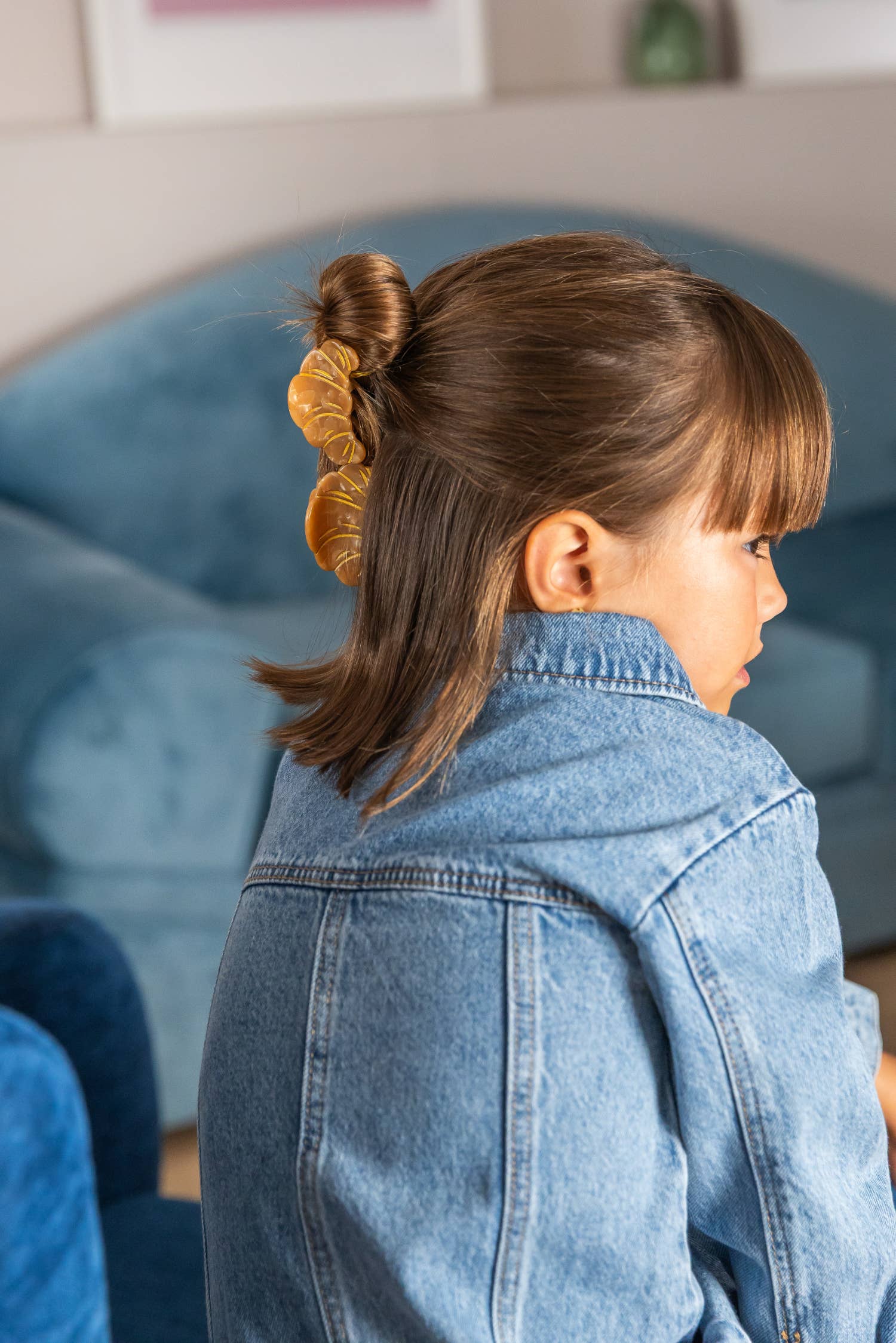 Bambina che indossa la molletta Mini Croissant