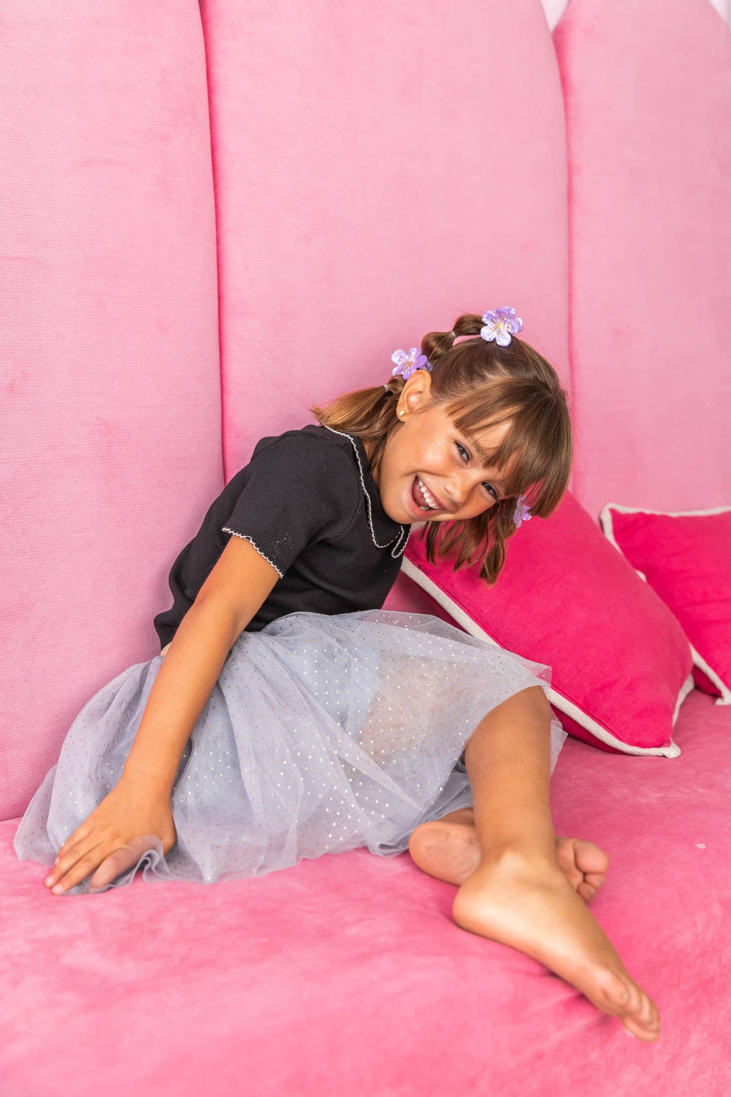 Bambina che indossa la molletta Sakura nei capelli