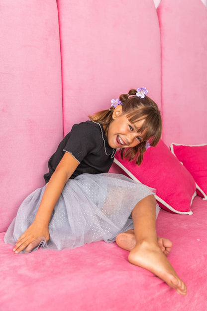 Bambina che indossa la molletta Sakura nei capelli