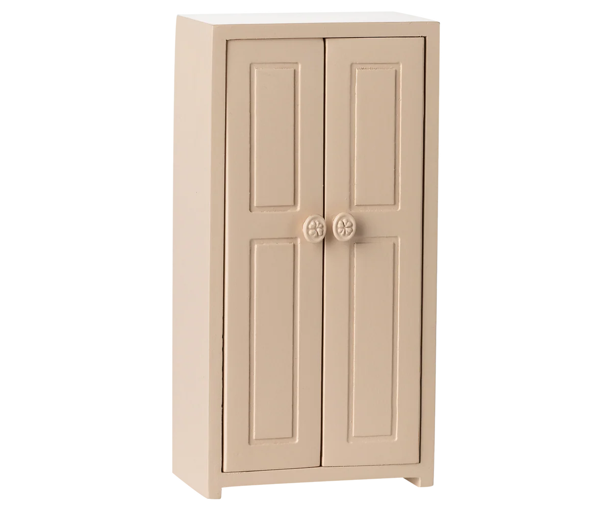 Armadio Maileg in legno rosa chiaro con tre grucce dorate per topini