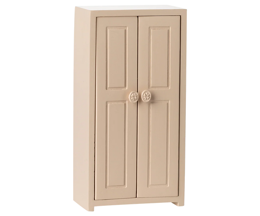 Armadio Maileg in legno rosa chiaro con tre grucce dorate per topini