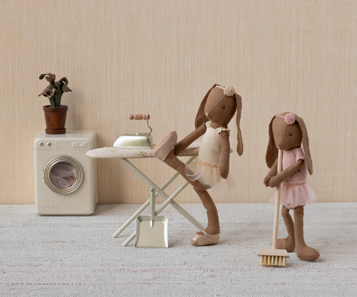 Set miniatura Maileg scopa e paletta per dollhouse con coniglietto