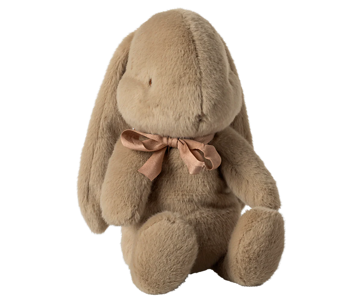 Coniglietto di peluche Maileg medio marrone 34 cm con fiocco al collo su sfondo bianco