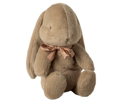 Coniglietto di peluche Maileg medio marrone 34 cm con fiocco al collo su sfondo bianco