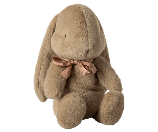 Coniglietto di peluche Maileg medio marrone 34 cm con fiocco al collo su sfondo bianco