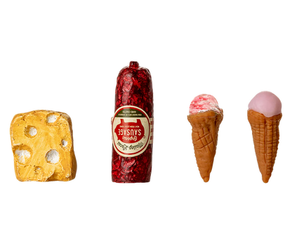 Contenuto del frigorifero Maileg per topolini: formaggio, salsicce e gelati in miniatura