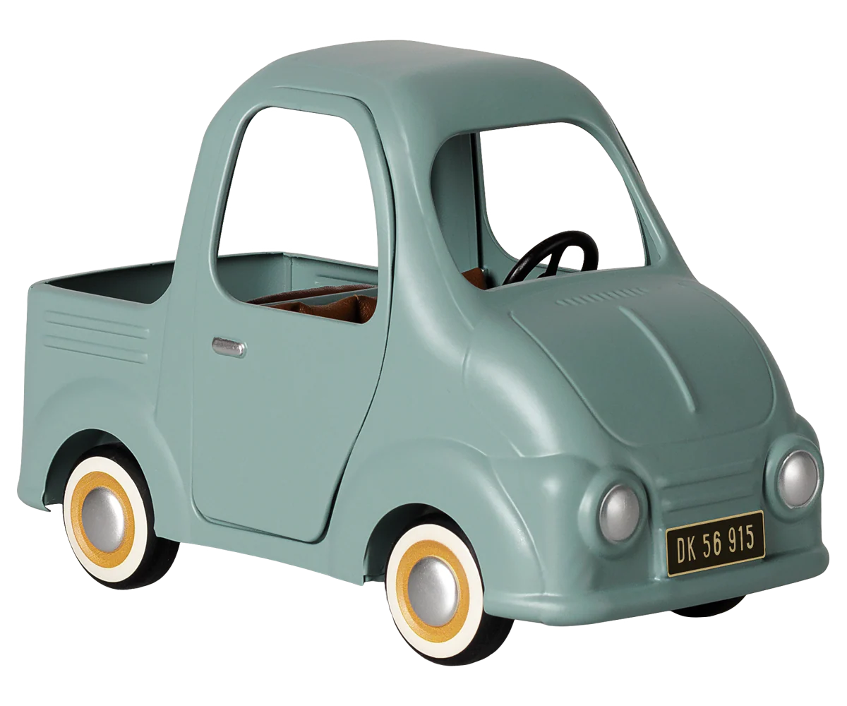 Furgone Pick-up Maileg in metallo con porte apribili per la famiglia dei topolini della collezione Autunno/Inverno 2026.