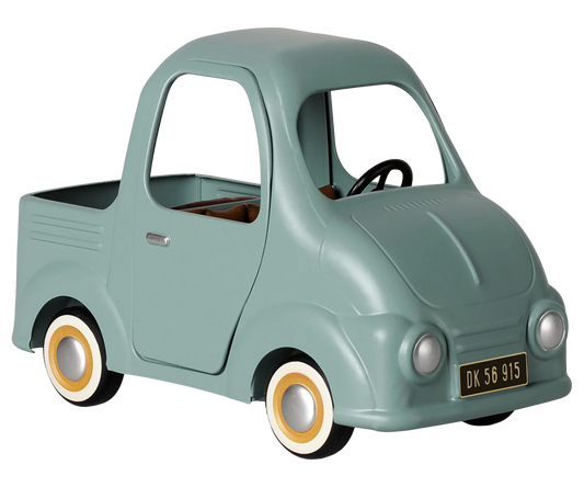 Furgone Pick-up Maileg in metallo con porte apribili per la famiglia dei topolini della collezione Autunno/Inverno 2026.