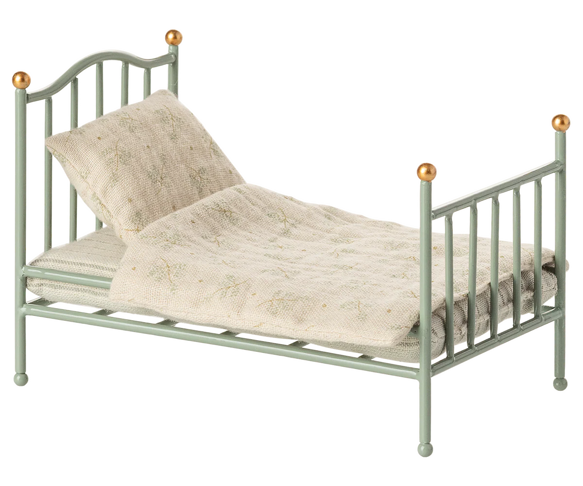 Letto Maileg Vintage per topolino in metallo color menta con biancheria stampata