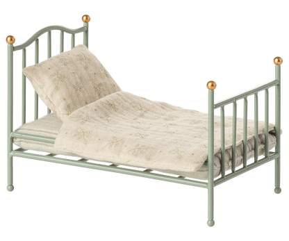 Letto Maileg Vintage per topolino in metallo color menta con biancheria stampata