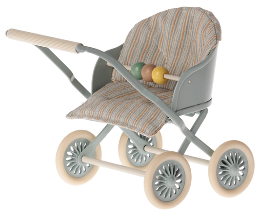 Passeggino Maileg blu per Baby Mouse con seduta in tessuto e quattro ruote