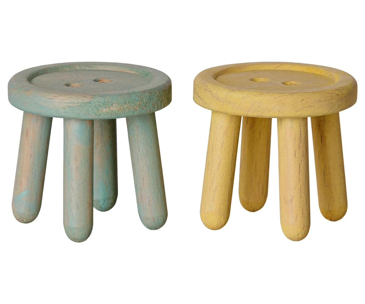 Set di 2 sgabelli Maileg in legno di faggio con finitura vintage nei colori menta e giallo chiaro per la Casa dei Topolini.