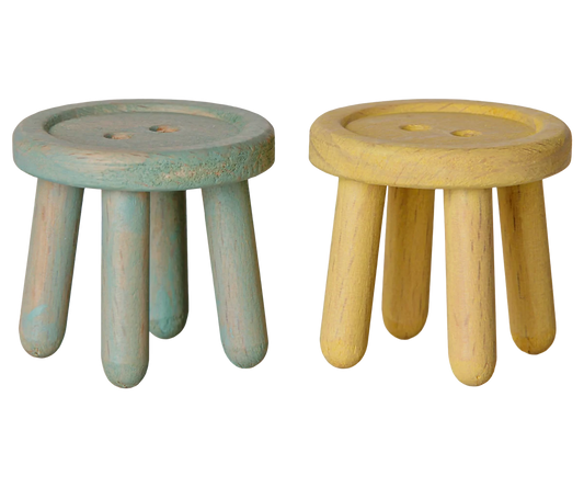 Set di 2 sgabelli Maileg in legno di faggio con finitura vintage nei colori menta e giallo chiaro per la Casa dei Topolini.