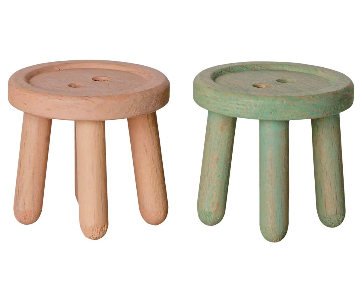 Set di 2 sgabelli Maileg in legno di faggio con finitura vintage nei colori rosa chiaro e menta chiaro per la Casa dei Topolini.
