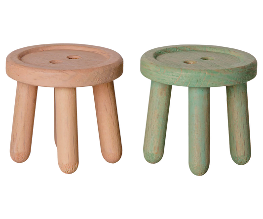 Set di 2 sgabelli Maileg in legno di faggio con finitura vintage nei colori rosa chiaro e menta chiaro per la Casa dei Topolini.