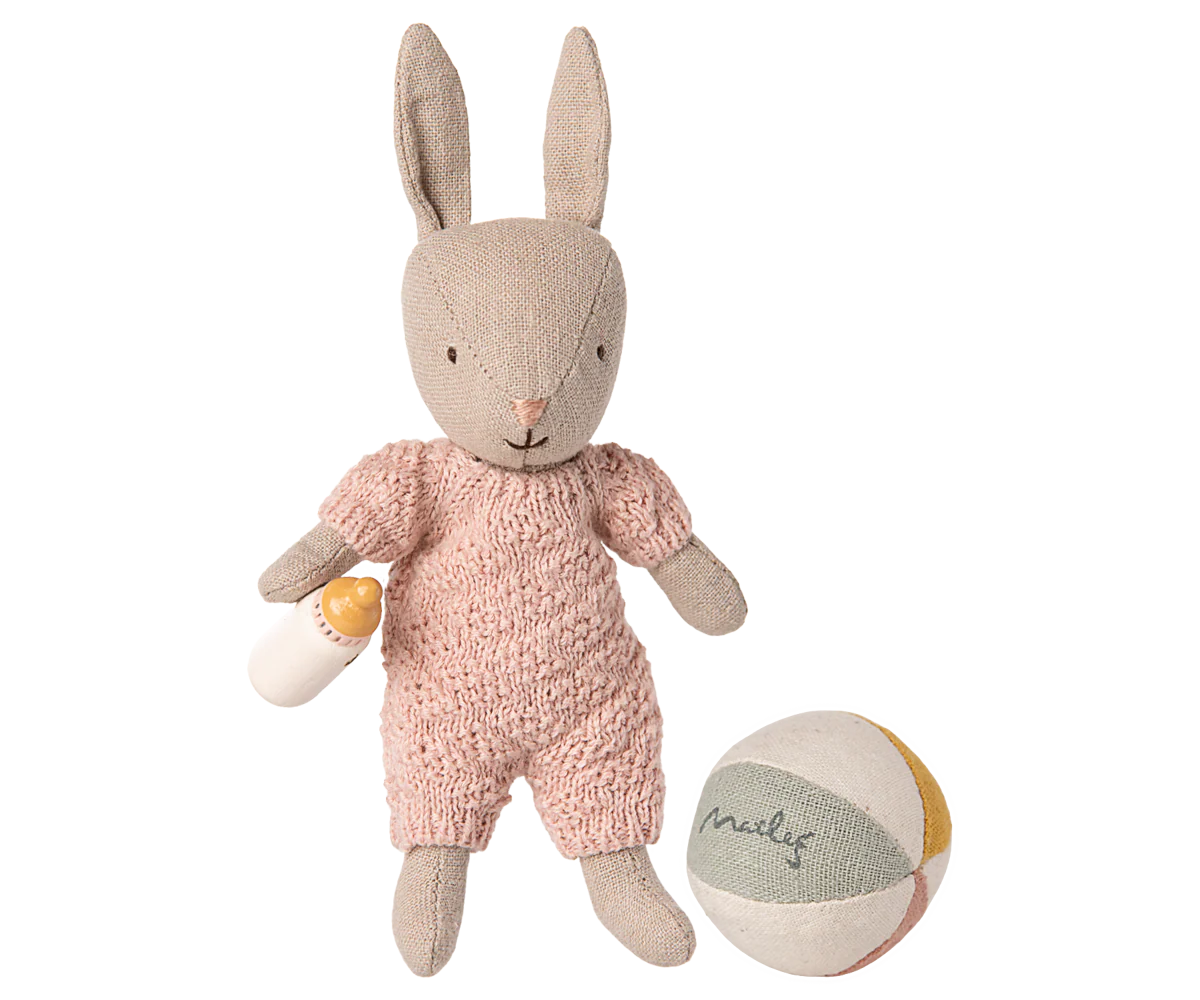 Maileg Set Coniglio Micro sabbia e rosa con biberon su sfondo bianco