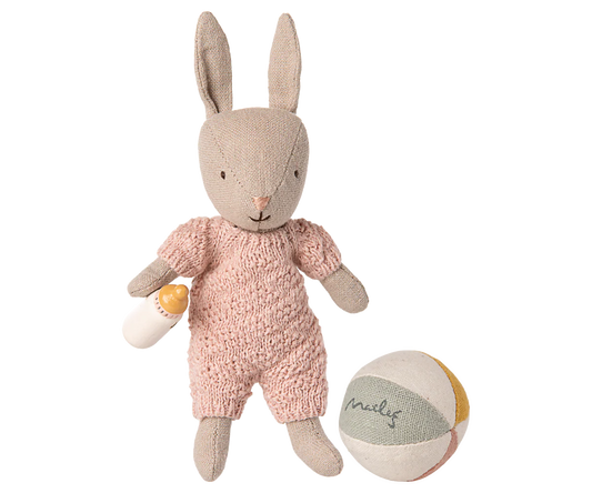 Maileg Set Coniglio Micro sabbia e rosa con biberon su sfondo bianco