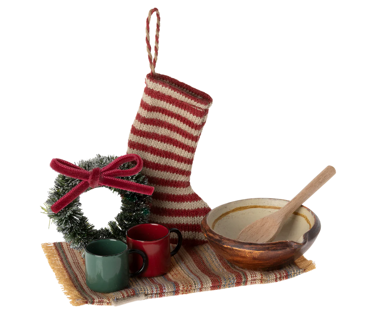 Set Cosy Christmas Maileg per topolini con calza, tappeto, ghirlanda, tazze e ciotola
