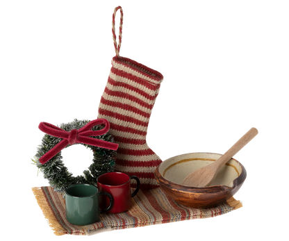 Set Cosy Christmas Maileg per topolini con calza, tappeto, ghirlanda, tazze e ciotola