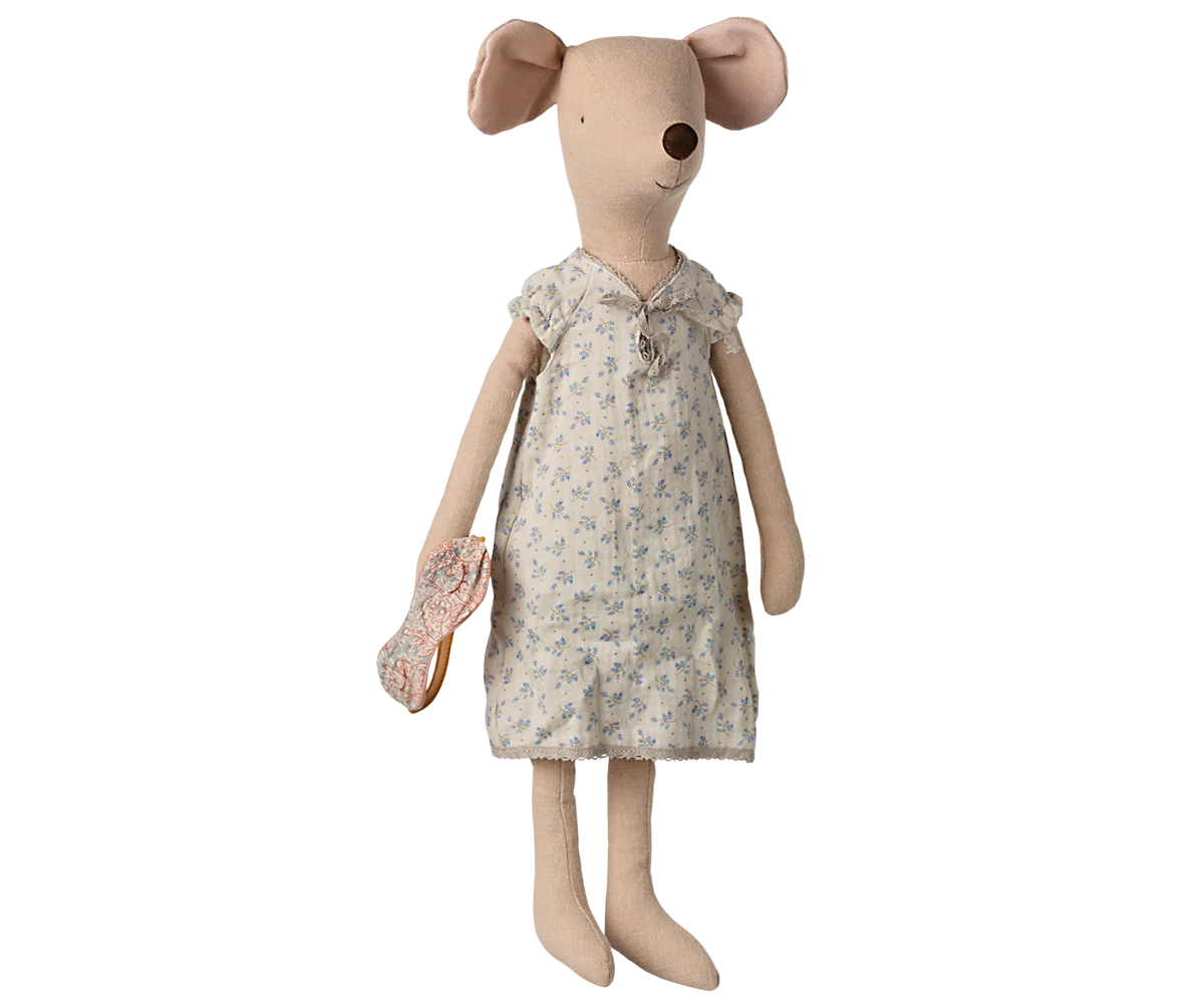 Topo Maxi Maileg con camicia da notte e mascherina, 49 cm, su sfondo bianco