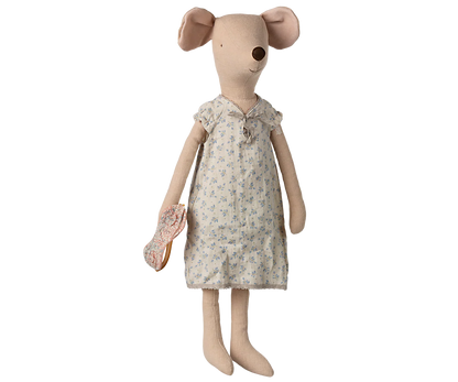Topo Maxi Maileg con camicia da notte e mascherina, 49 cm, su sfondo bianco