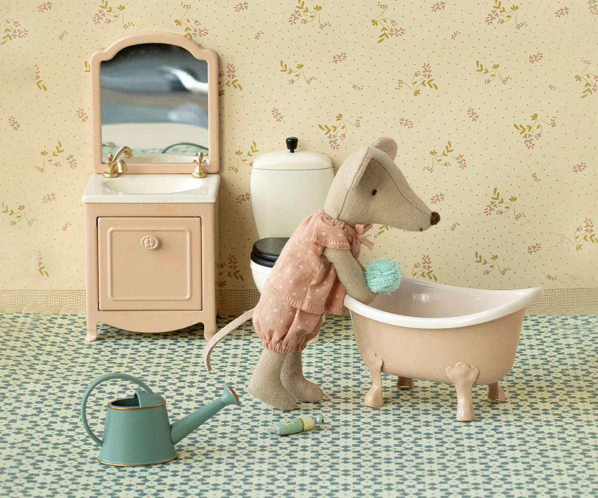 Topolina Maileg rosa ambientata con accessori mouse