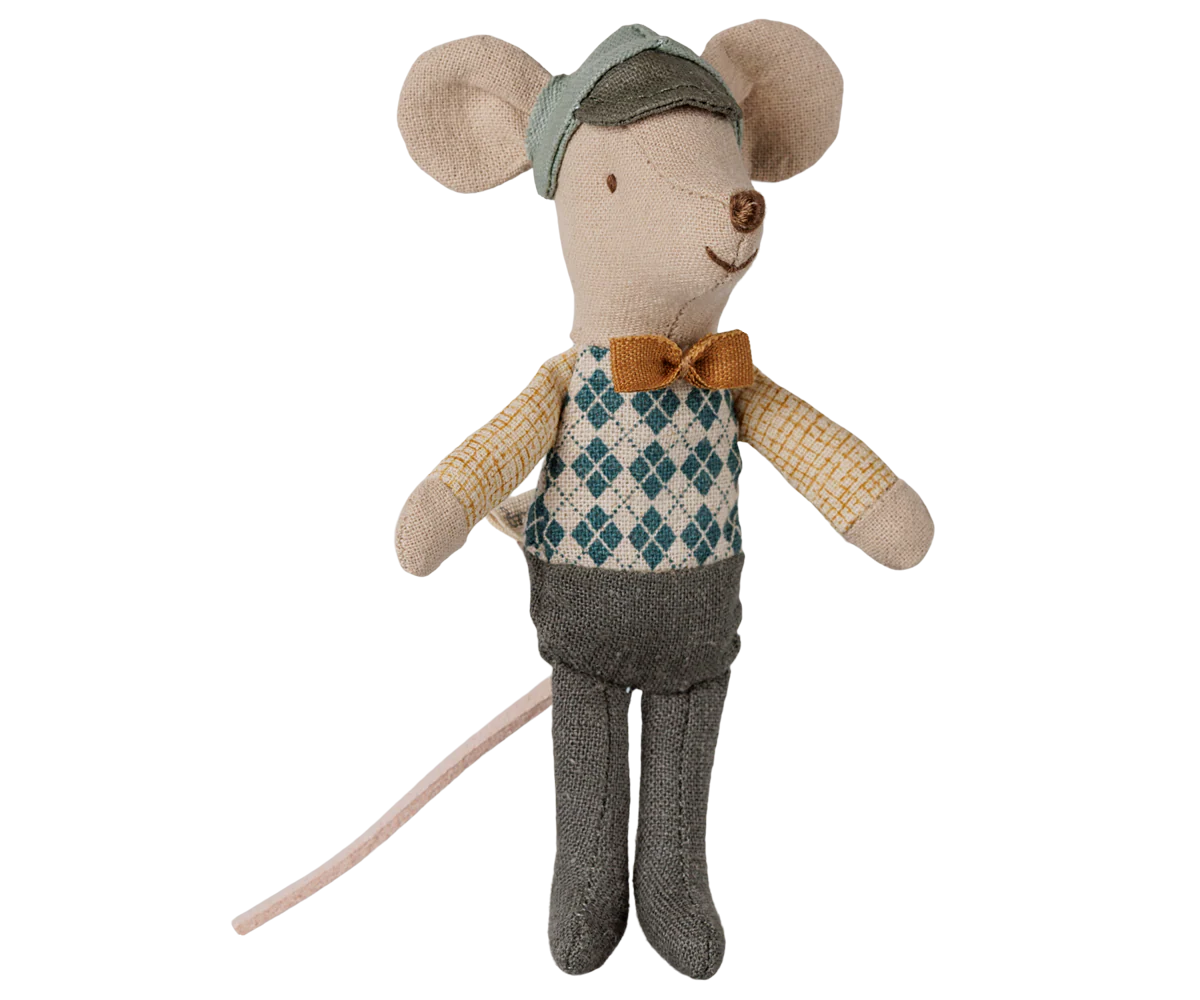 Topolino Autista Fratellino Maileg con papillon, cappellino e scatola a forma di automobile della collezione Autunno/Inverno 2026.