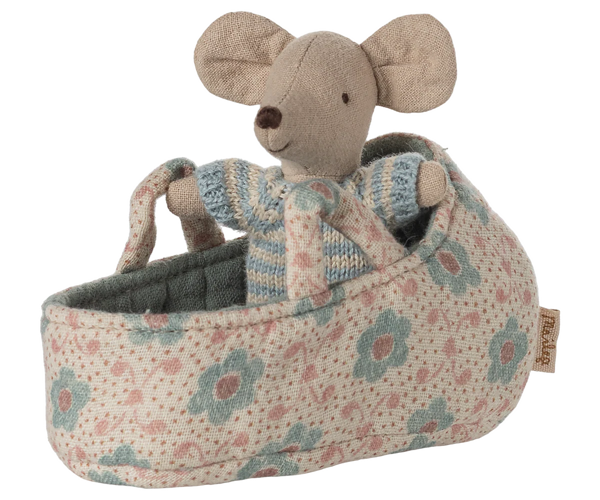 Topolino neonato Maileg con completino blu a righe e culla trapuntata