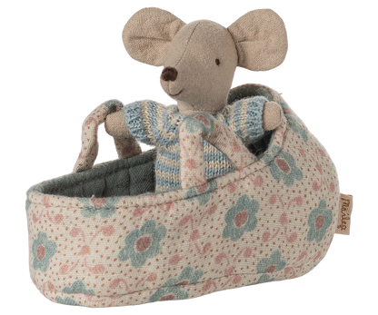 Topolino neonato Maileg con completino blu a righe e culla trapuntata