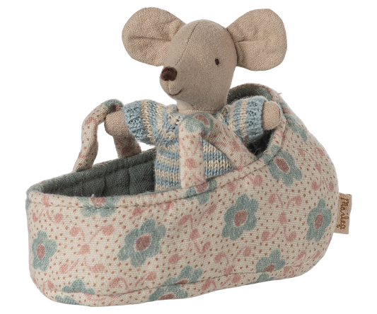 Topolino neonato Maileg con completino blu a righe e culla trapuntata