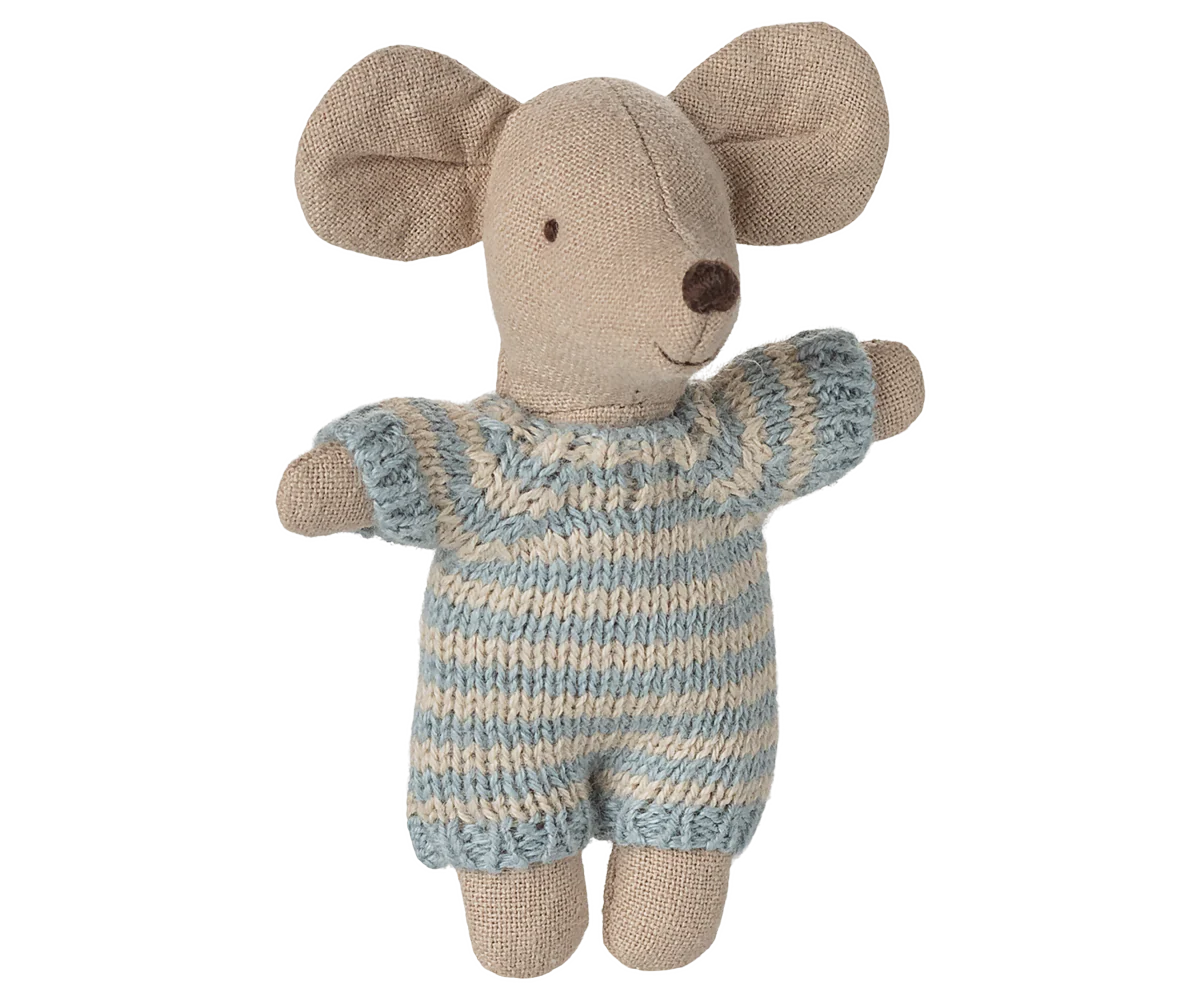 Topolino neonato Maileg con completino blu a righe, occhi aperti