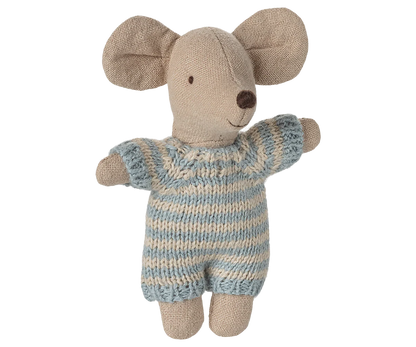 Topolino neonato Maileg con completino blu a righe, occhi aperti