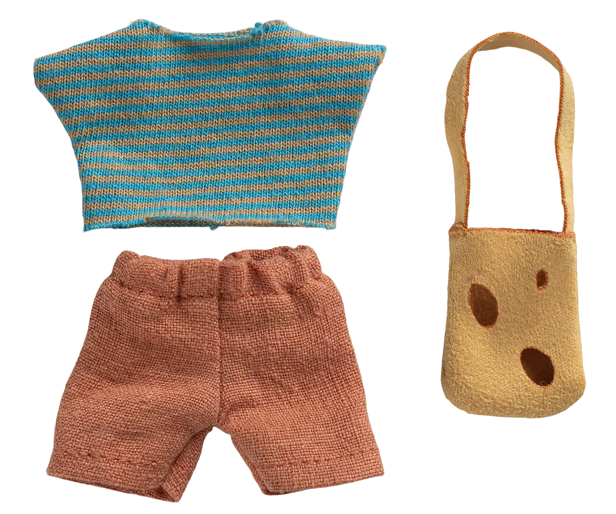 Set di vestiti Maileg per Topolino Fratellino con maglietta lavorata a maglia, pantaloncini e borsa a forma di formaggio.