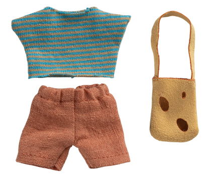Set di vestiti Maileg per Topolino Fratellino con maglietta lavorata a maglia, pantaloncini e borsa a forma di formaggio.