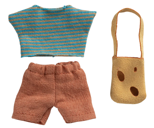Set di vestiti Maileg per Topolino Fratellino con maglietta lavorata a maglia, pantaloncini e borsa a forma di formaggio.