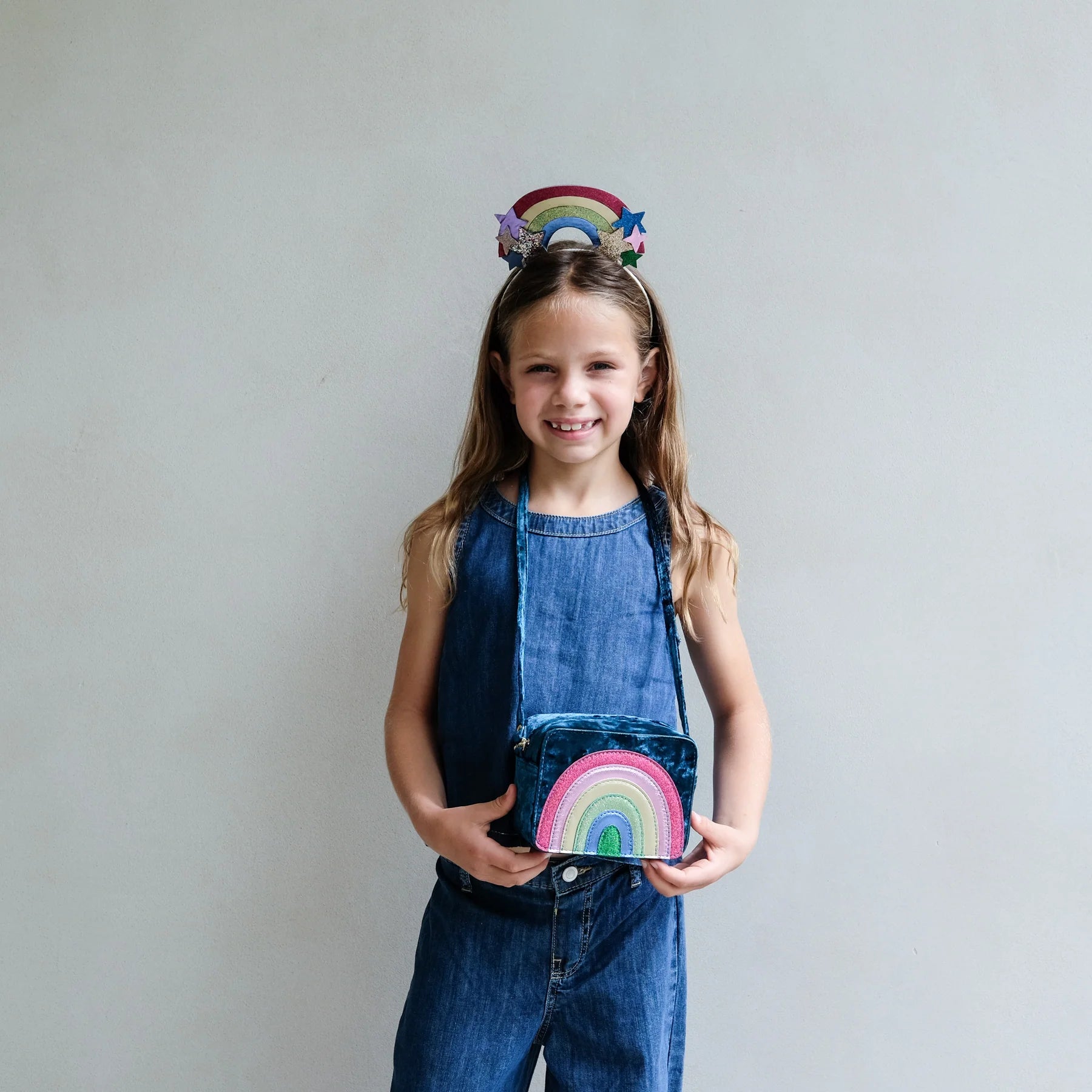 Bambina con borsa arcobaleno Mimi & Lula Radiant Rainbow in velluto con tracolla