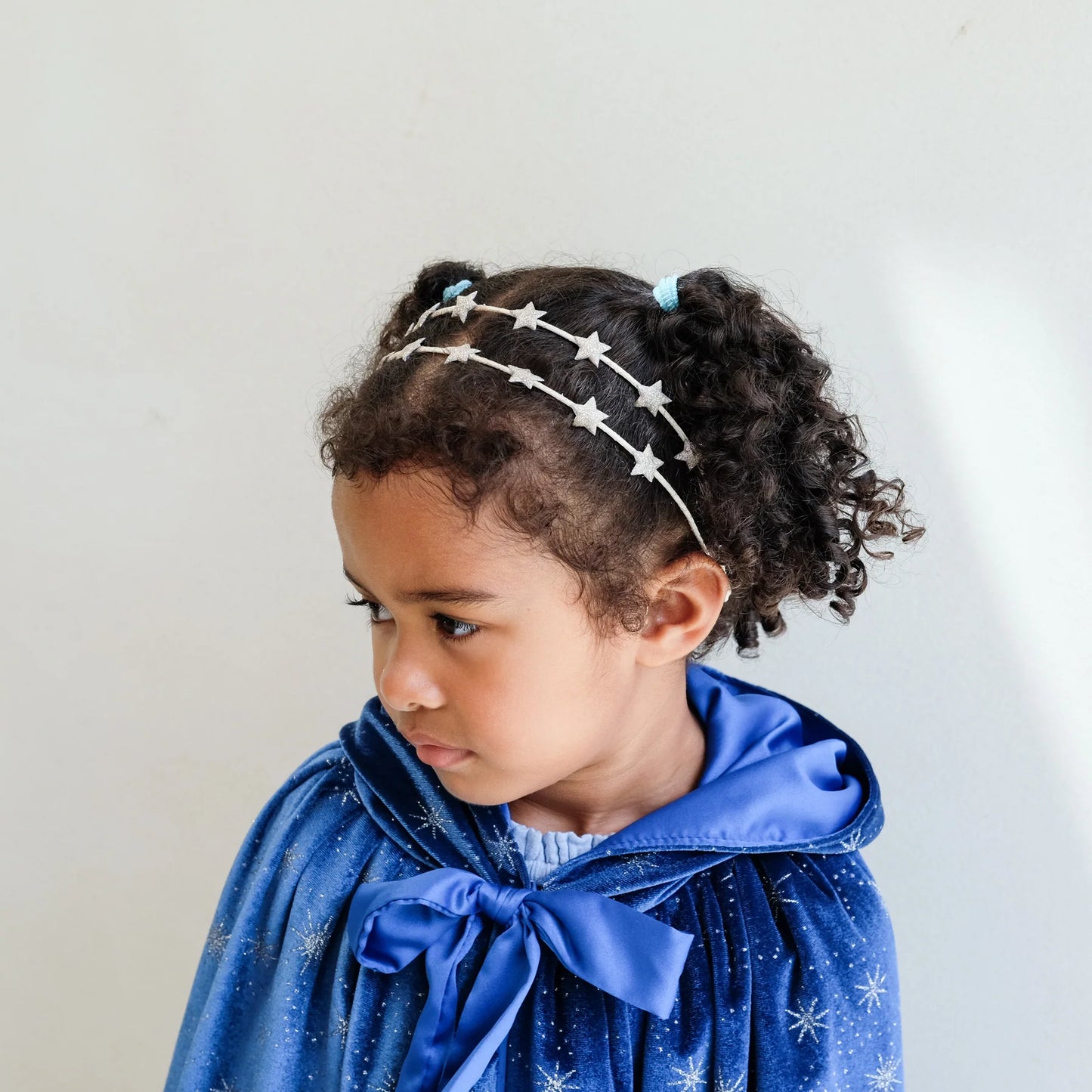 Bambina che indossa i cerchietti Mimi & Lula Mega Starry Double Alice