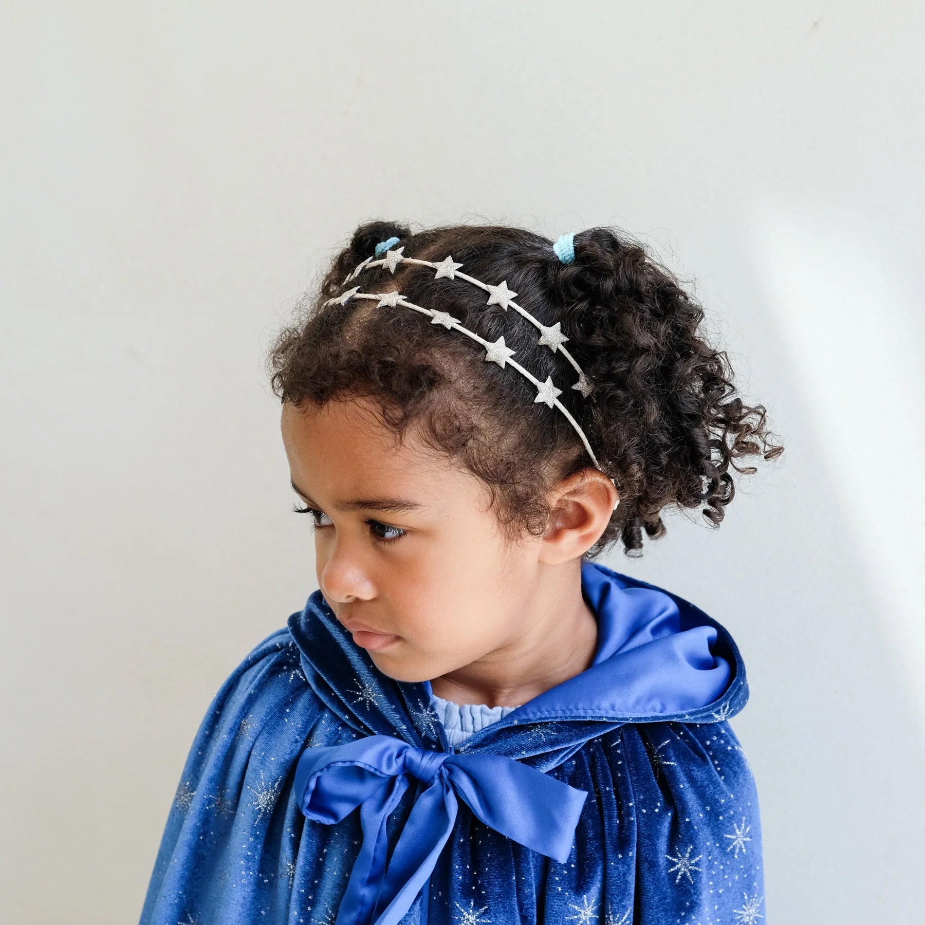 Bambina che indossa i cerchietti Mimi & Lula Mega Starry Double Alice