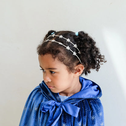 Bambina che indossa i cerchietti Mimi & Lula Mega Starry Double Alice