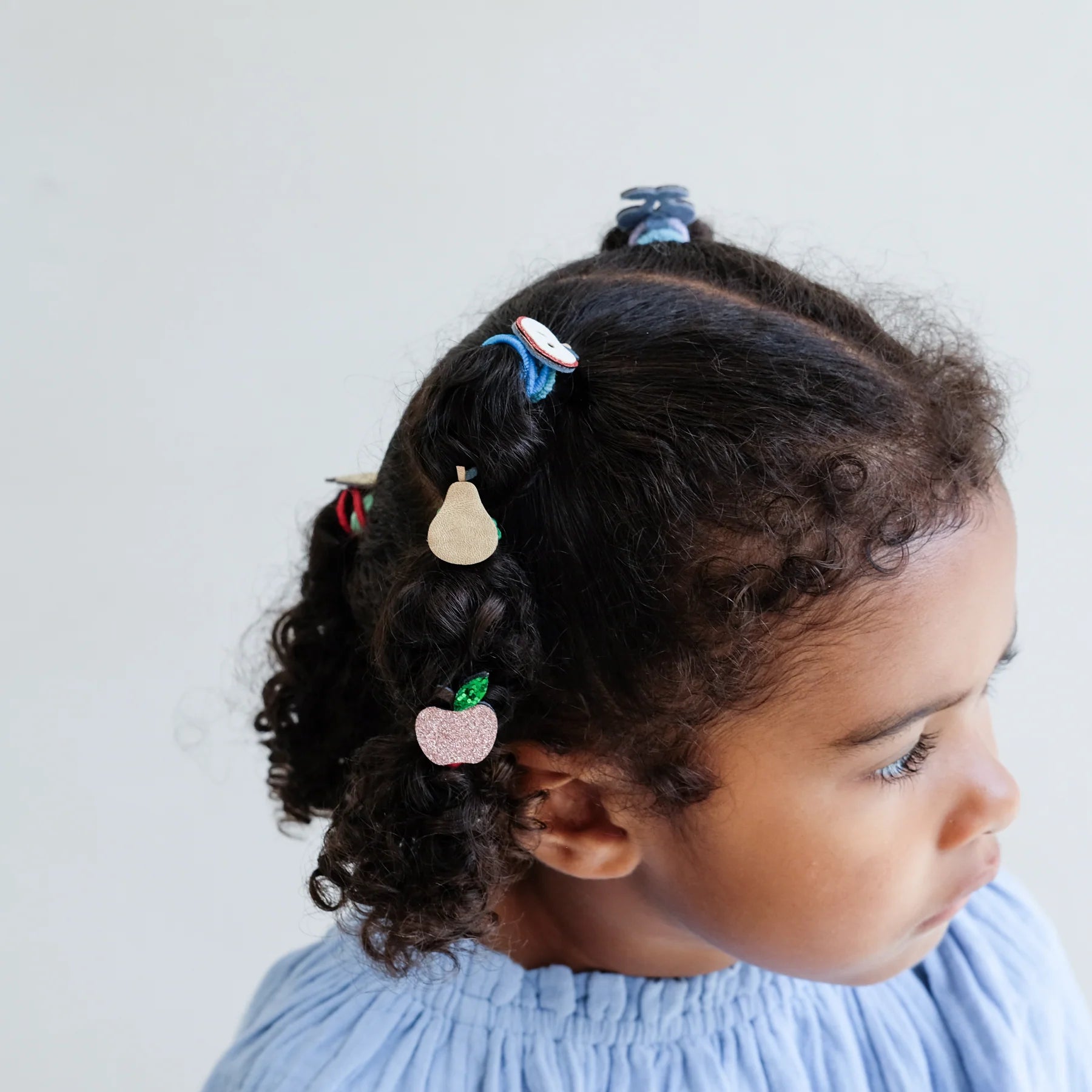 bambina con elastici capelli Mimi & Lula Fruity Mini Ponies decorati con frutta colorata
