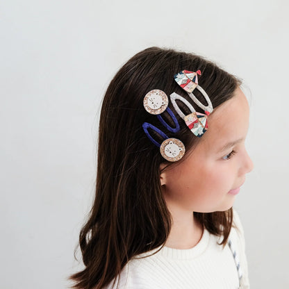 Bambina con fermagli capelli Mimi & Lula Circus Lion Clic Clacs a tema circo colorato