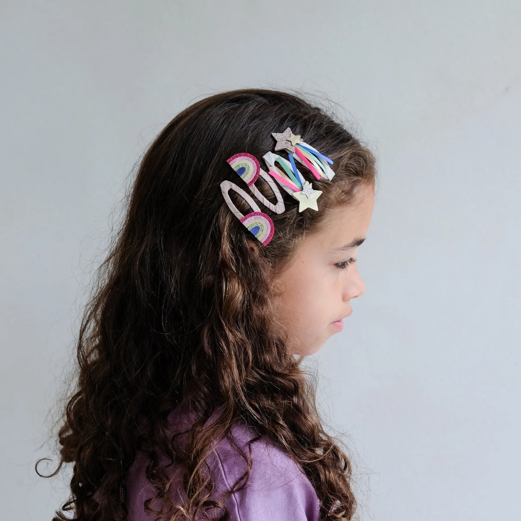 Bambina che indossa i fermagli capelli Mimi & Lula Disco Over the Rainbow con arcobaleni e stelle