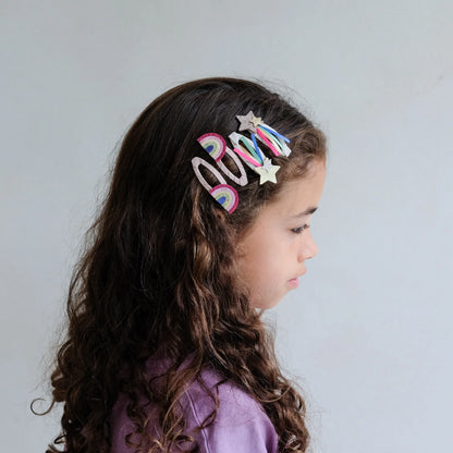 Bambina che indossa i fermagli capelli Mimi & Lula Disco Over the Rainbow con arcobaleni e stelle