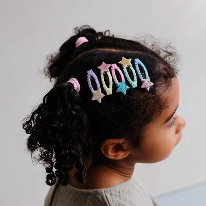 Bambina con fermagli stellina glitter Mimi & Lula mini clic clac nei capelli