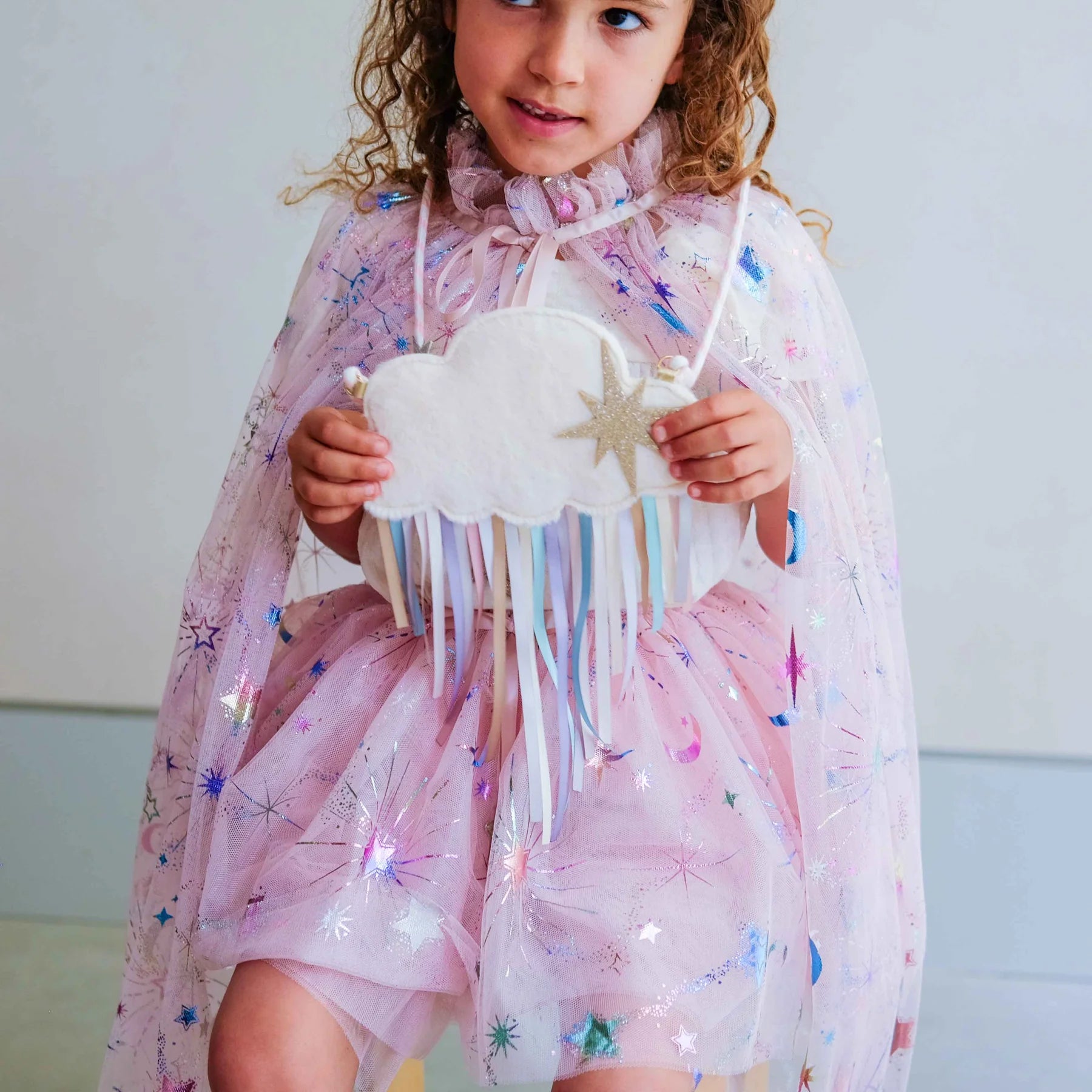 Dettaglio borsetta Fluffy Cloud con stella glitter e nastri arcobaleno