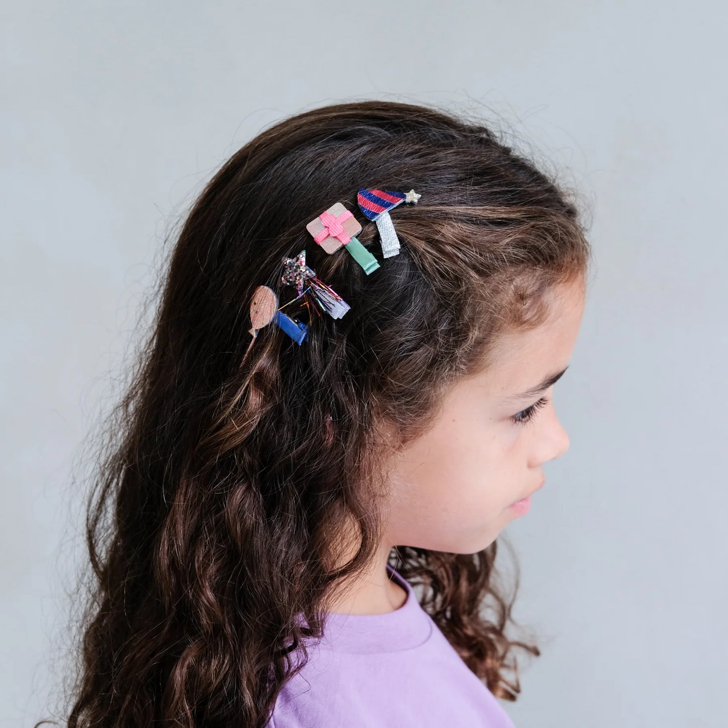 Bambina che indossa i fermagli capelli Mimi & Lula Birthday Party Mini Clips per feste di compleanno
