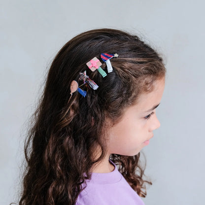 Bambina che indossa i fermagli capelli Mimi & Lula Birthday Party Mini Clips per feste di compleanno