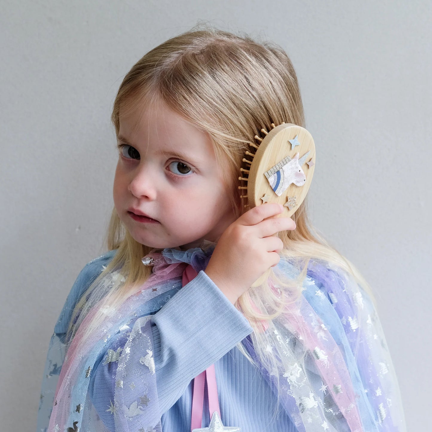 Bambina che usa la spazzola capelli Mimi & Lula a tema unicorno