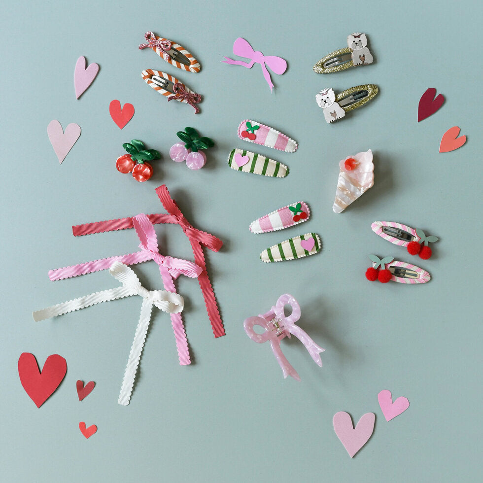 Bambina con mollette Rockahula a fiocco nei capelli acconciatura elegante